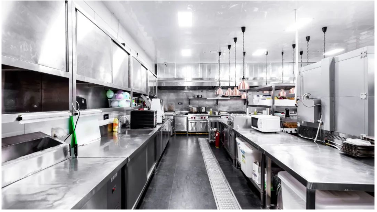 学校食堂厨房堪比垃圾场，真的没有办法保证学生的食品安全吗？